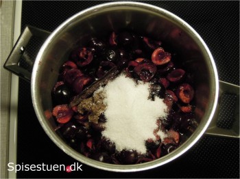 budding-med-kirsebærsovs-3