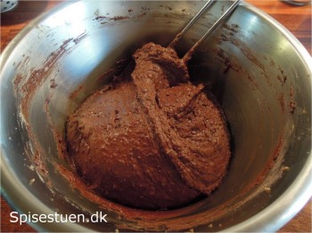 chokoladetærte-med-karamel-og-kakaoskum-12