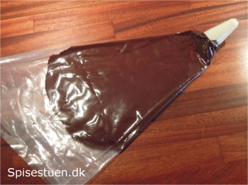 chokoladetærte-med-karamel-og-kakaoskum-17