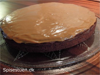 chokoladetærte-med-karamel-og-kakaoskum-18