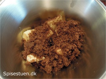 chokoladetærte-med-karamel-og-kakaoskum-7