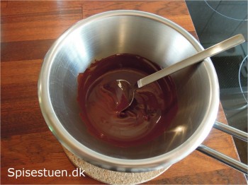 chokoladetærte-med-karamel-og-kakaoskum-8
