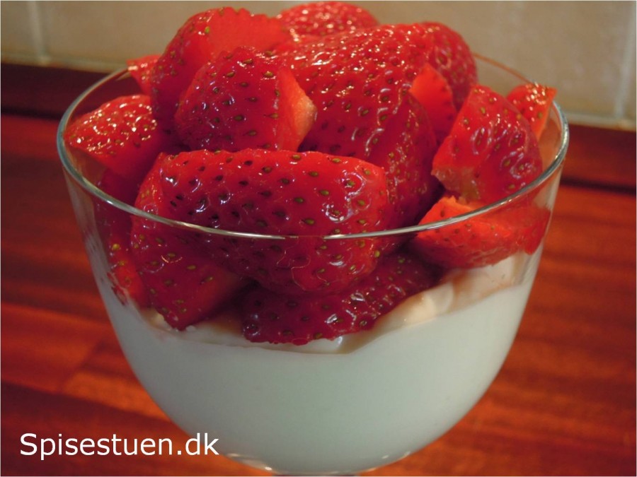græsk-yoghurt-med-jordbær-1