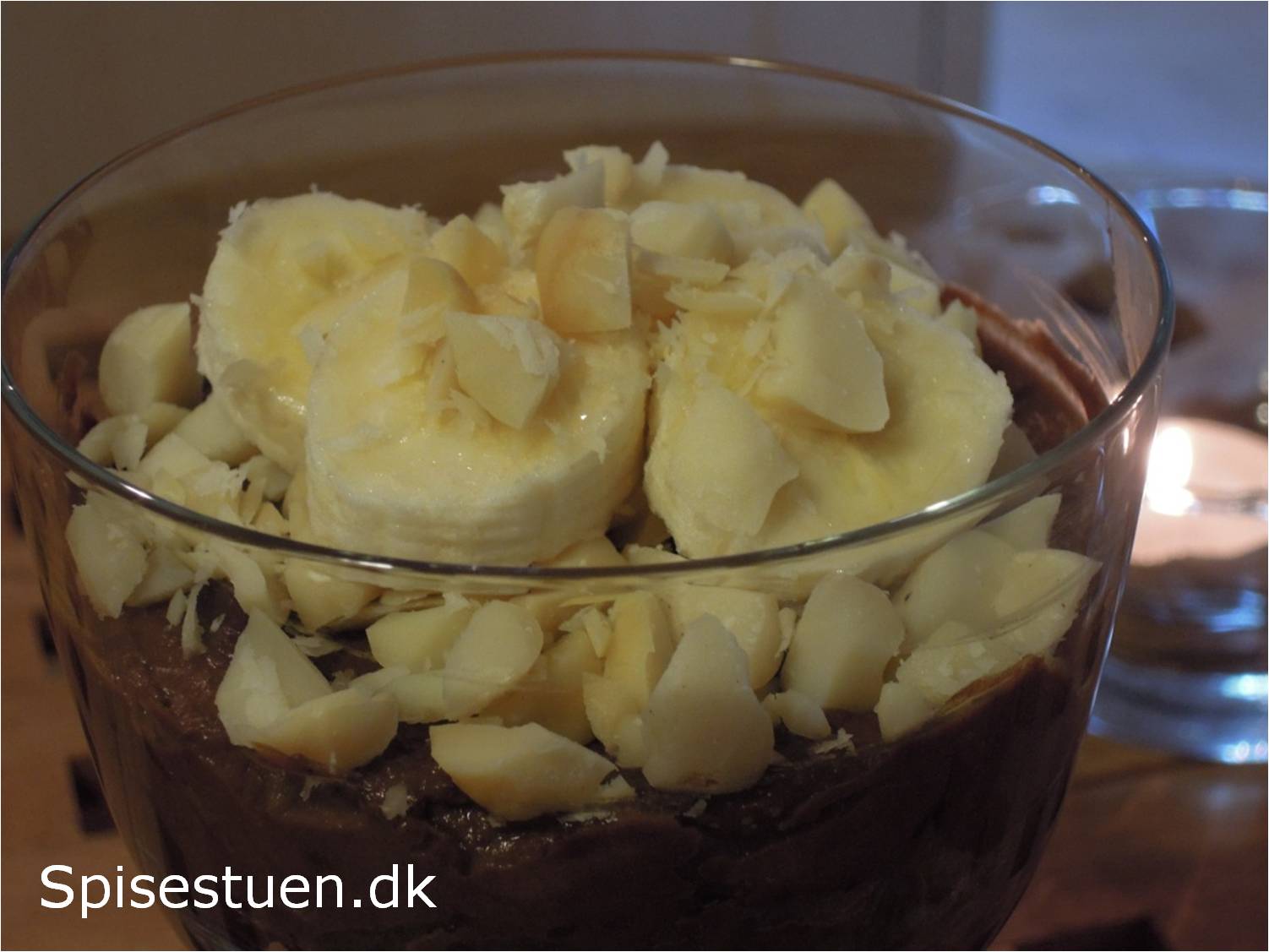 Raw chokolademousse med macadamianødder og banan