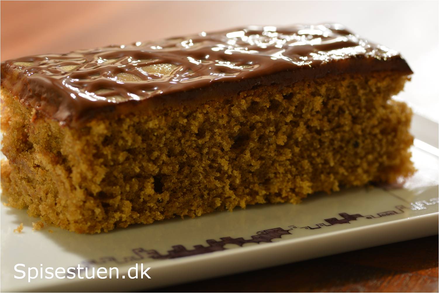 Kaffekage med karamelglasur og chokolade Spisestuen kanelkage