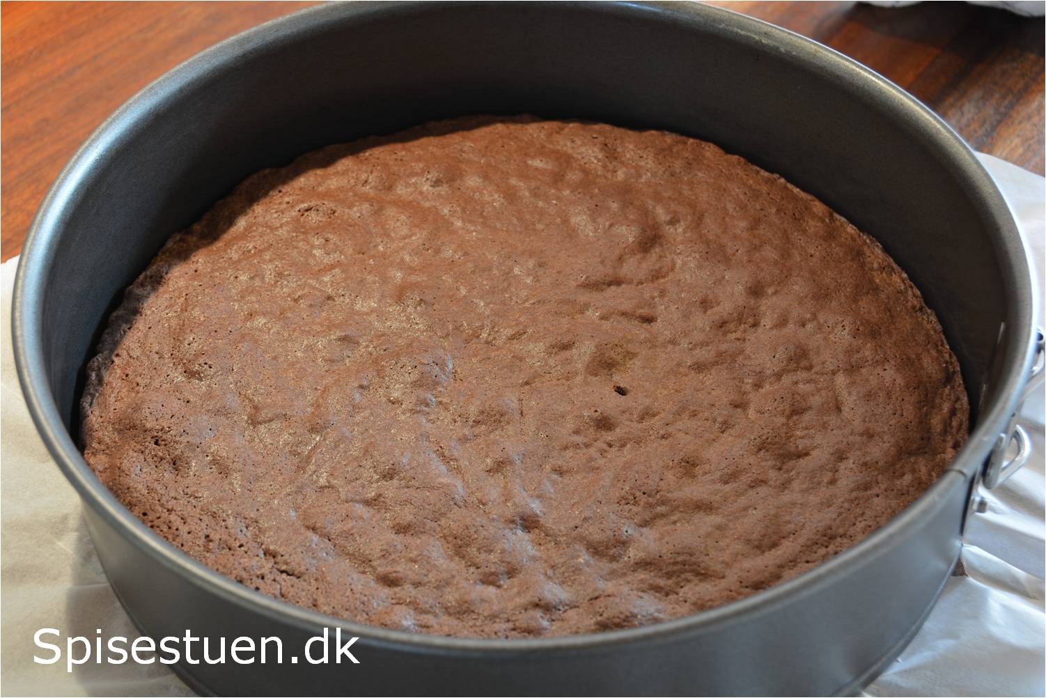 Spisestuen chokoladekage: svampet chokoladekage med kanelglasur. den ...