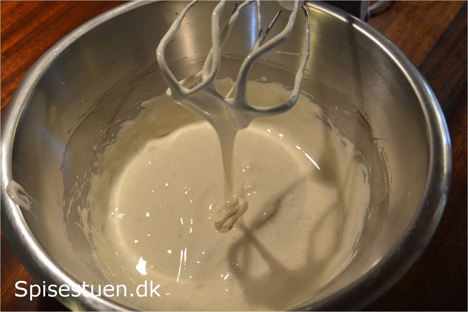 Spisestuen chokoladekage: svampet chokoladekage med kanelglasur. den ...