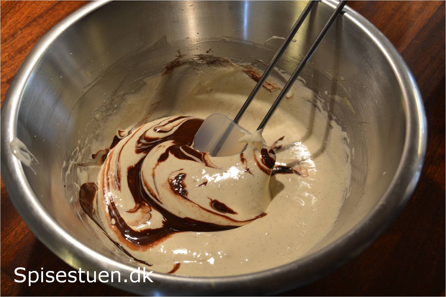 Spisestuen chokoladekage: svampet chokoladekage med kanelglasur. den ...