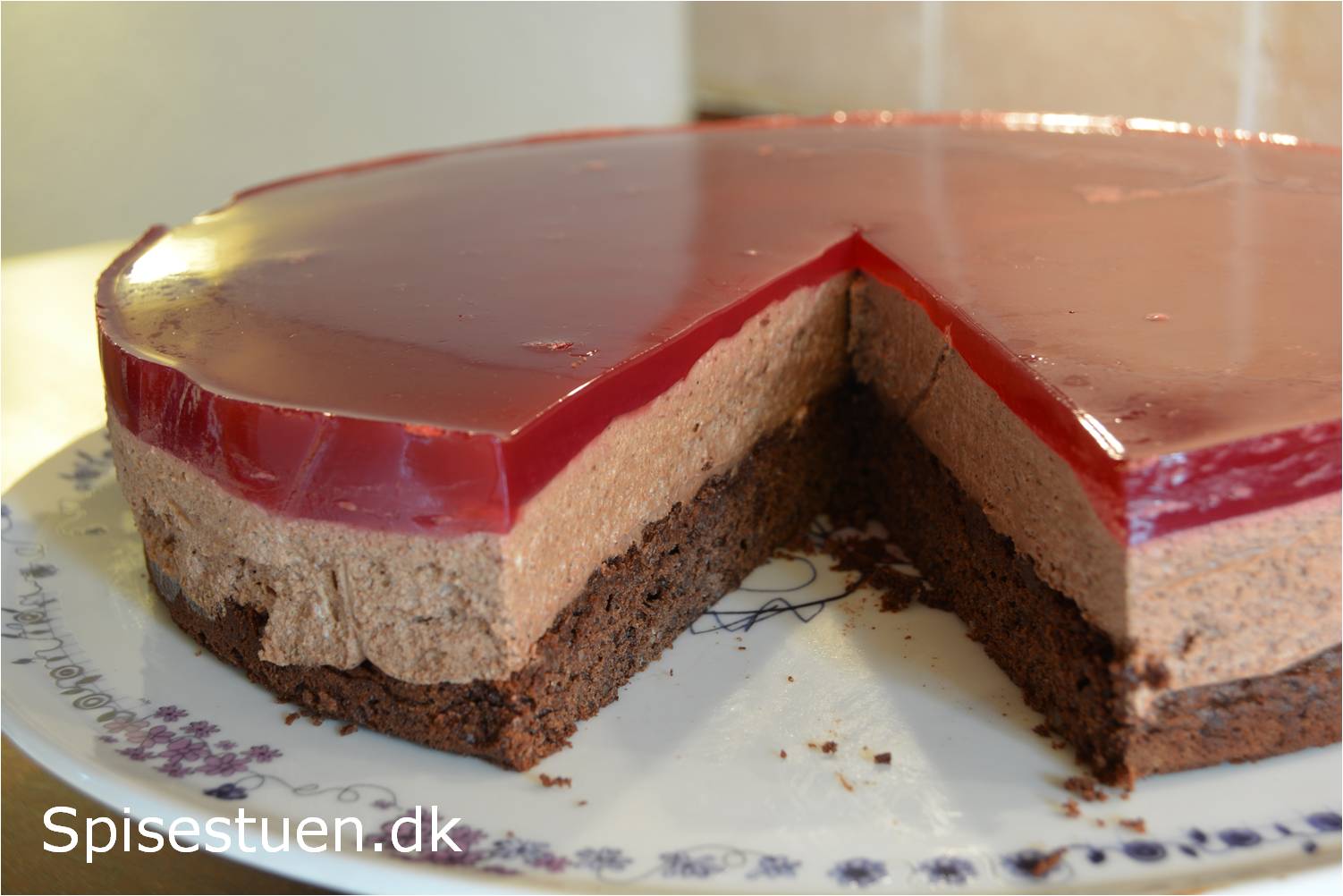 Chokoladekage med chokolademousse og hindbærgelé