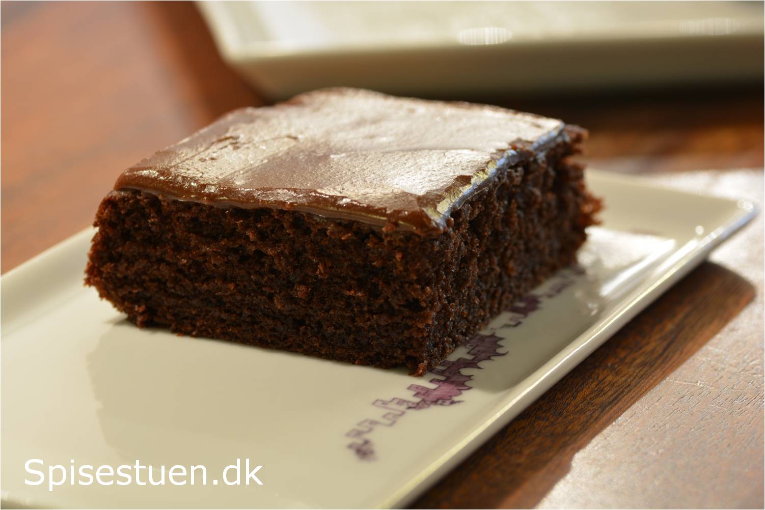 Svampet chokoladekage med kanelglasur Spisestuen kanelkage