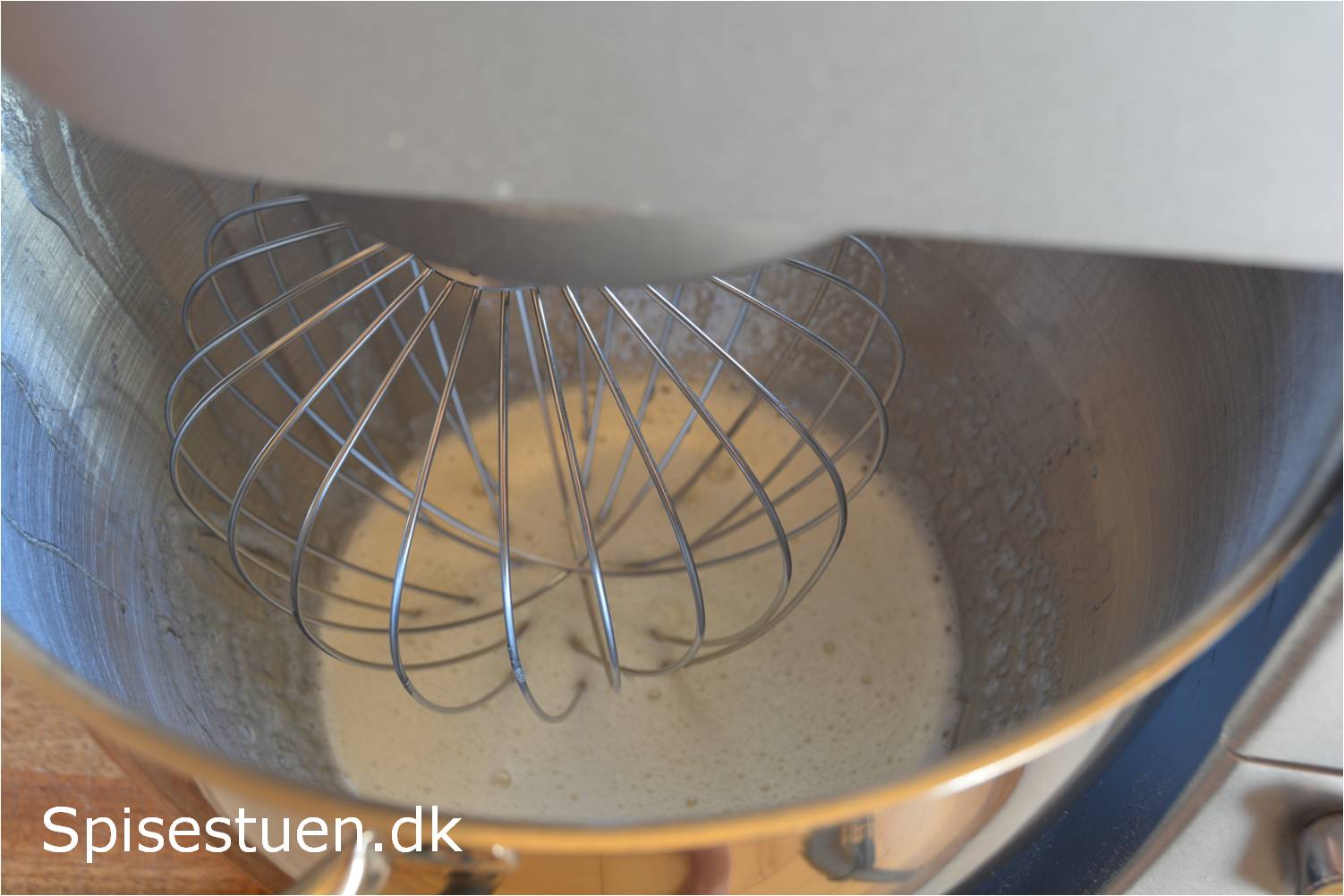 Spisestuen chokoladekage: svampet chokoladekage med kanelglasur. den ...