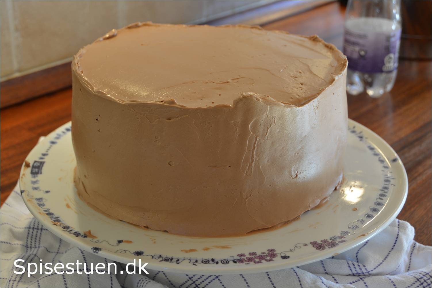 Spisestuen chokoladekage: svampet chokoladekage med kanelglasur. den ...