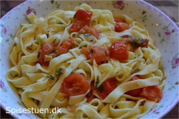 pasta-med-tomat-og-hvidløg-8