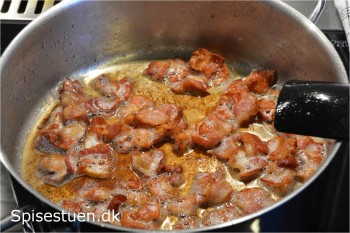 rosenkål-og-bacon-gratineret-med-cheddar-3