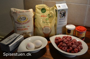 hindbærmuffins-med-hvid-chokoladecreme-1