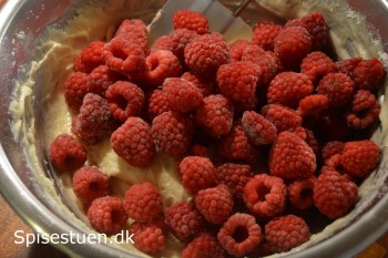 hindbærmuffins-med-hvid-chokoladecreme-6