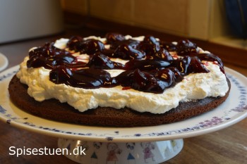 chokoladekage-med-flødeskum-og-kirsebær-14