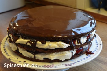 chokoladekage-med-flødeskum-og-kirsebær-16