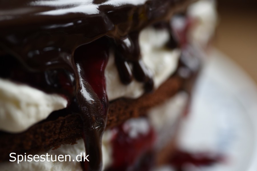 chokoladekage-med-flødeskum-og-kirsebær-19