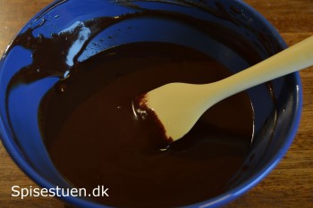 chokoladekage-med-flødeskum-og-kirsebær-22