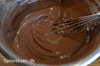 chokoladekage-med-flødeskum-og-kirsebær-6