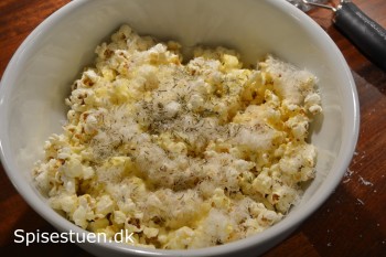 popcorn-med-smeltet-smør-og-parmesan-8