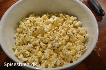 popcorn-med-smeltet-smør-og-parmesan-9