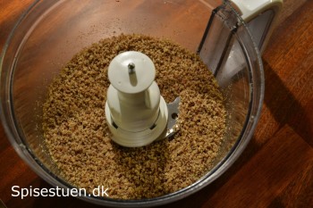 ahornsirupfromage-på-nøddebund-med-mokkaskum-5