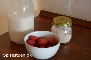 smoothie-med-mandelmælk-og-jordbær-1