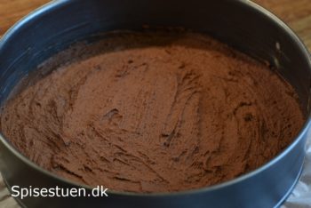 ostelagkage-med-hokoladecookie-bund-og-brombaer-1