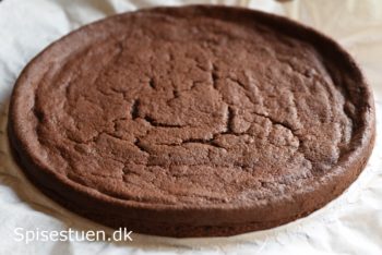 ostelagkage-med-hokoladecookie-bund-og-brombaer-3