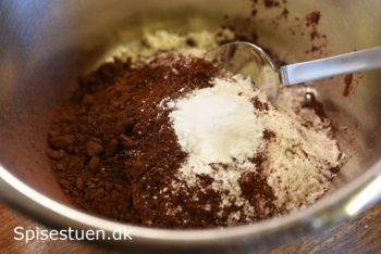 chokoladekage-med-hindbaerskum-5