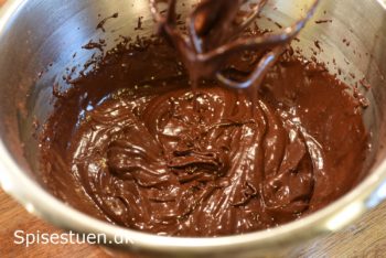 chokoladekage-med-hindbaerskum-8