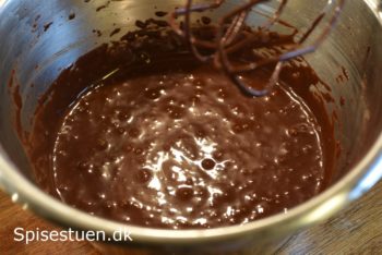 chokoladekage-med-hindbaerskum-9