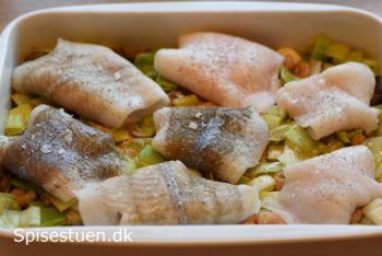 fiskefad-med-roedspaetter-rejer-porrer-og-champignon-15
