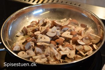 fiskefad-med-roedspaetter-rejer-porrer-og-champignon-4
