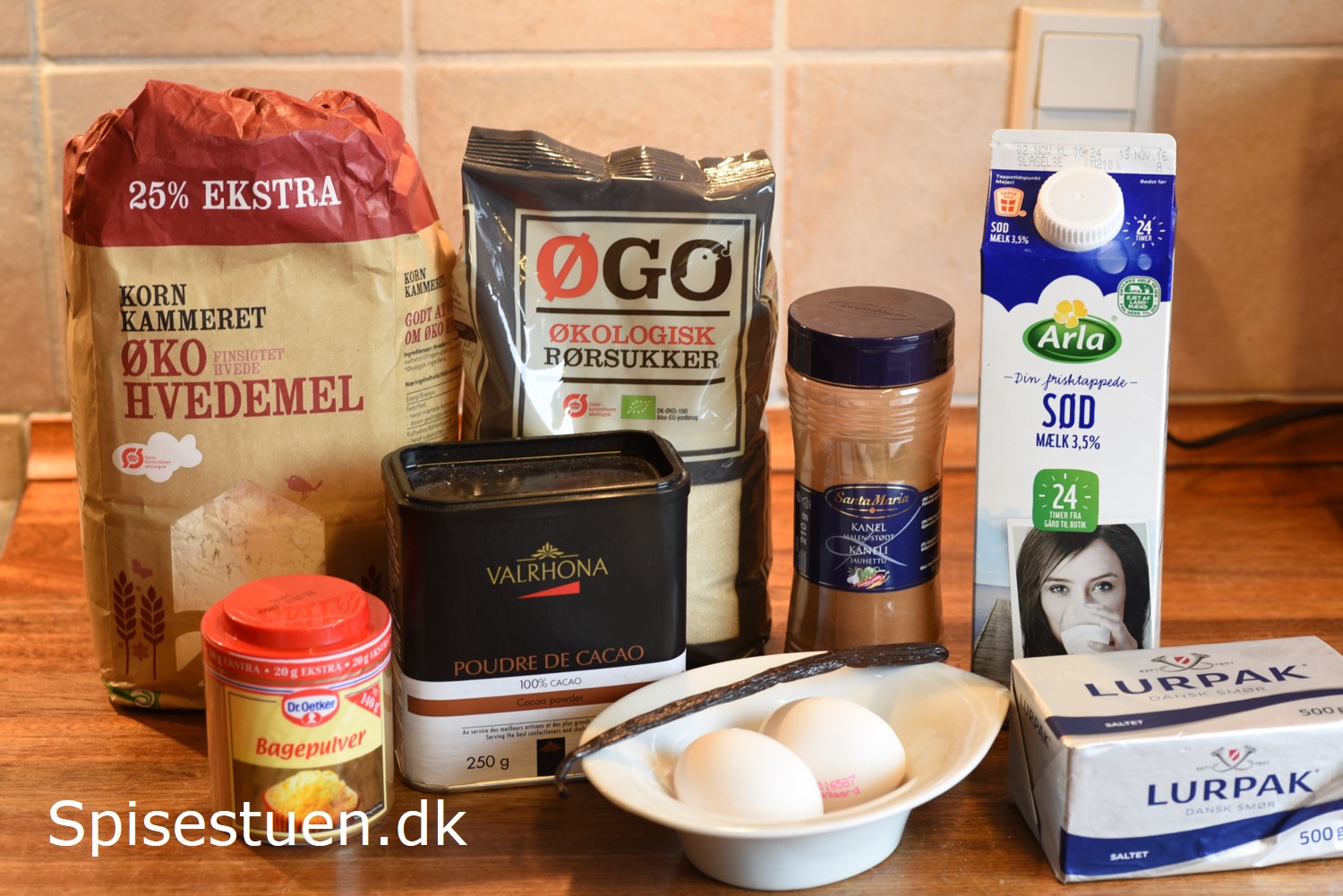 Kanelkage med karamel chokoladeglasur Spisestuen kanelkage