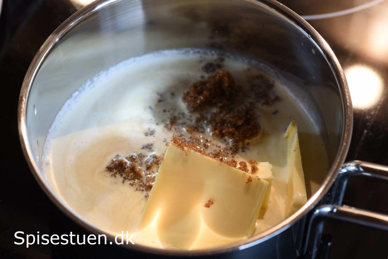 Kanelkage med karamel chokoladeglasur Spisestuen kanelkage