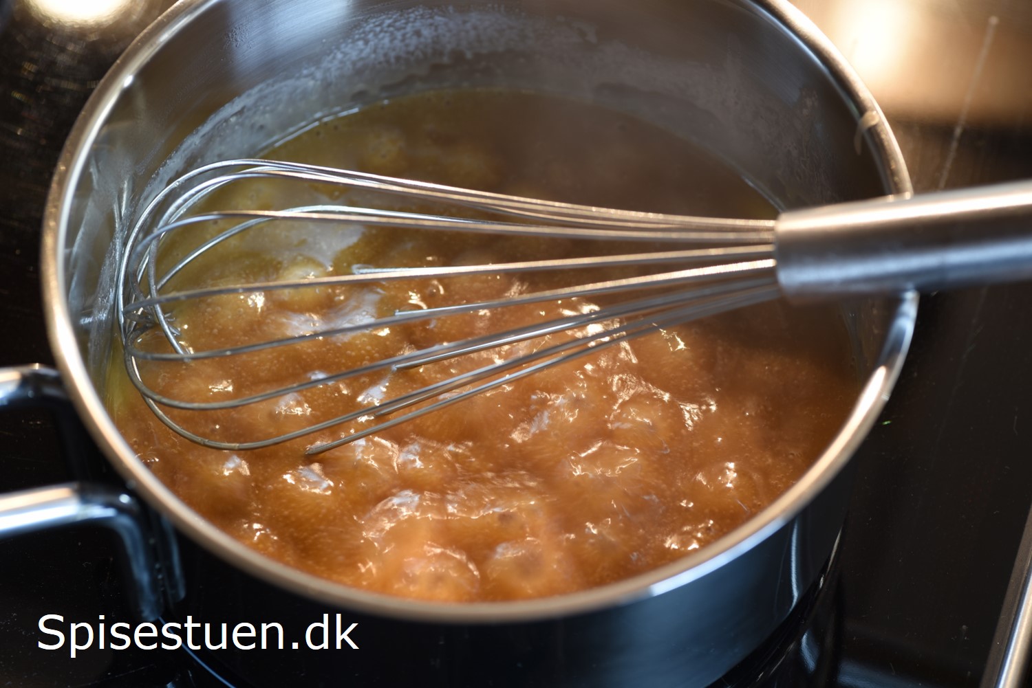 Kanelkage med karamel chokoladeglasur Spisestuen kanelkage