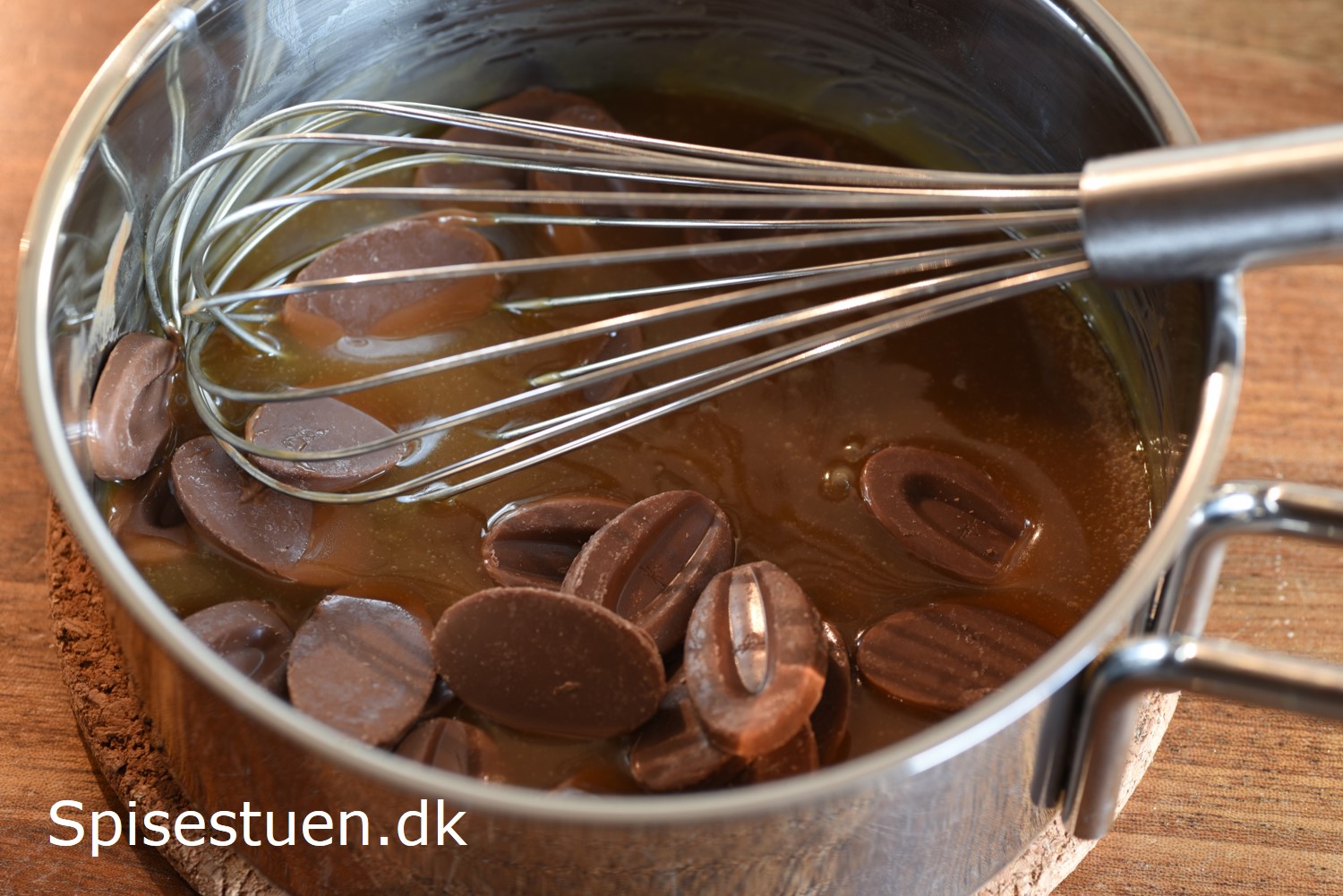 Kanelkage med karamel chokoladeglasur Spisestuen kanelkage