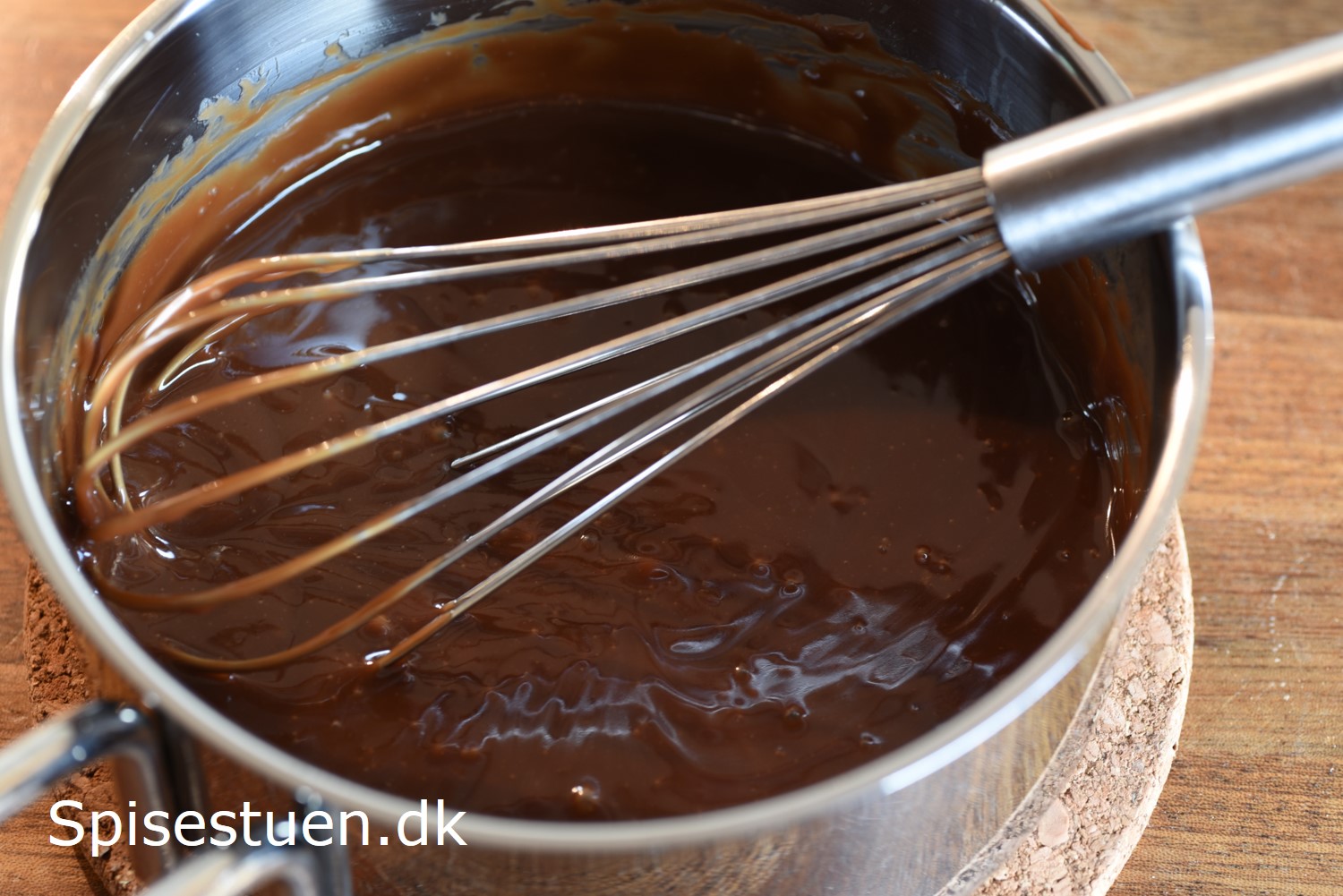 Kanelkage med karamel chokoladeglasur Spisestuen kanelkage