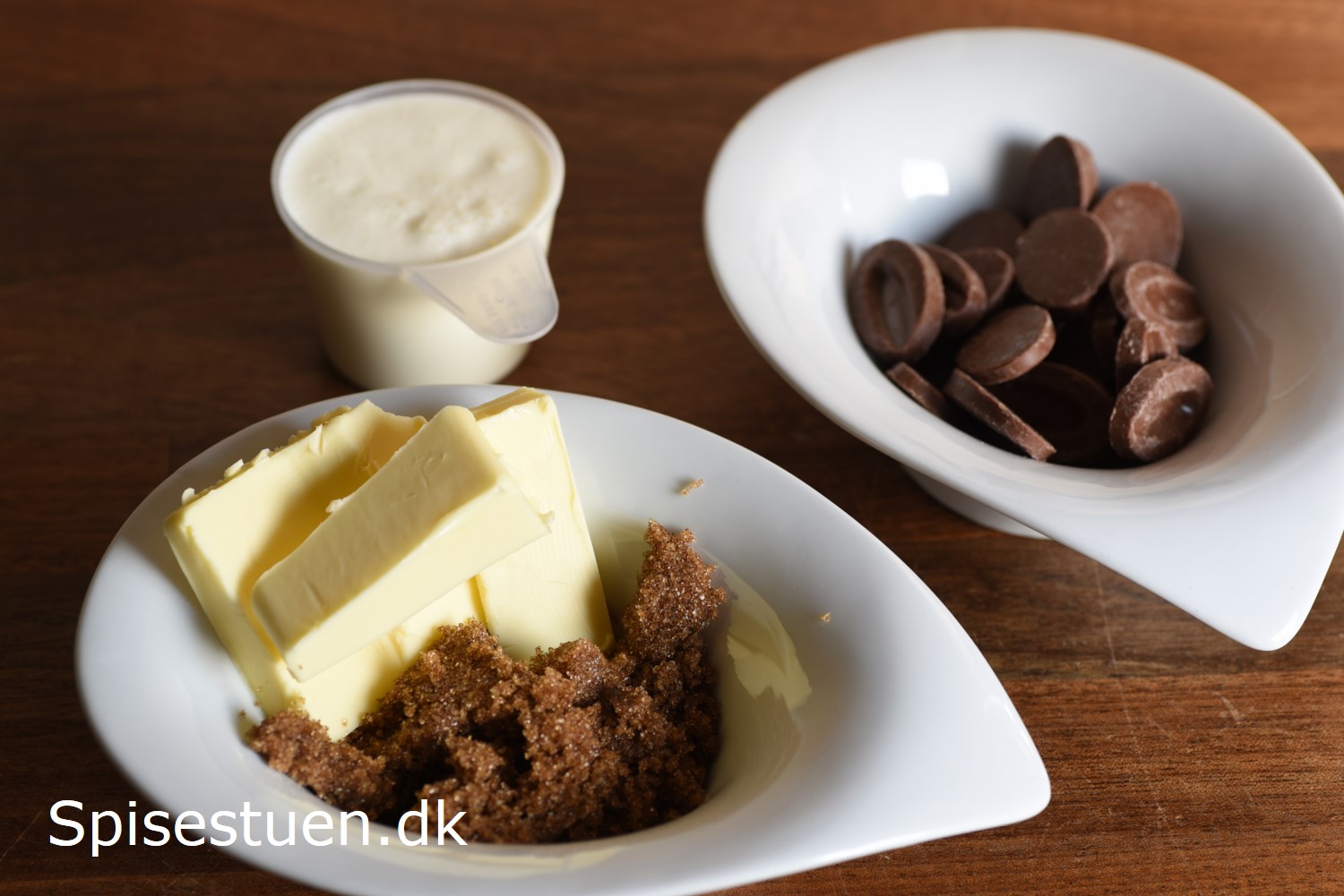 Kanelkage med karamel chokoladeglasur Spisestuen kanelkage