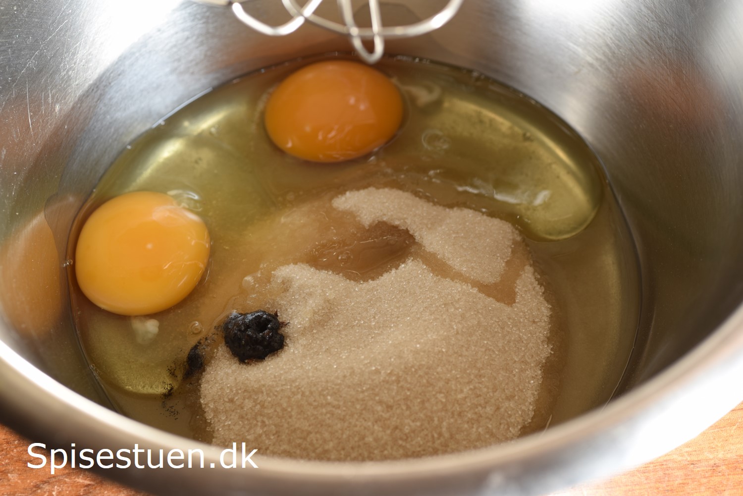 Kanelkage med karamel chokoladeglasur Spisestuen kanelkage