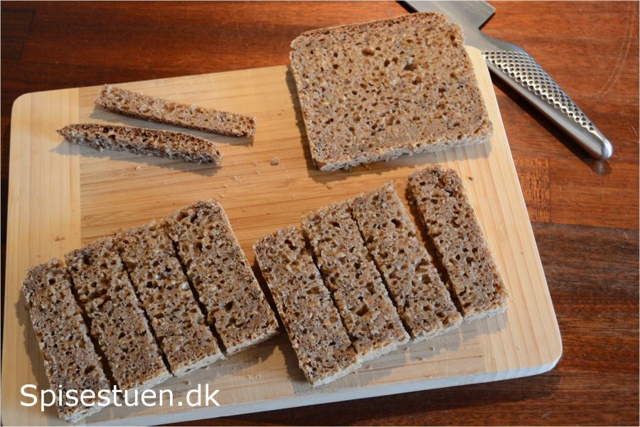 Ristet rugbrød dyppet i smeltet chokolade