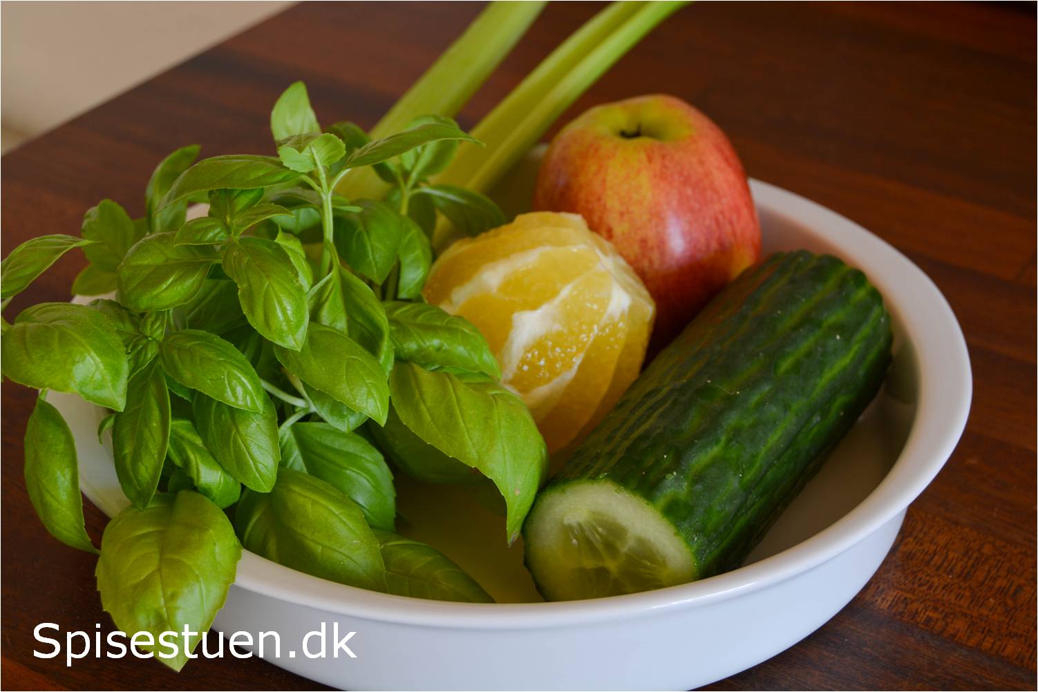 Grøn juice 9 – agurk, bladselleri, citron, basilikum og æble